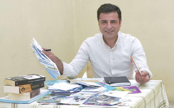 /haber/cezaevi-demirtasin-kitaplarini-sakincali-buldu-311564