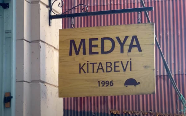 Konsolxaneya kurdan ya Stenbolê: Medya Kîtabevî
