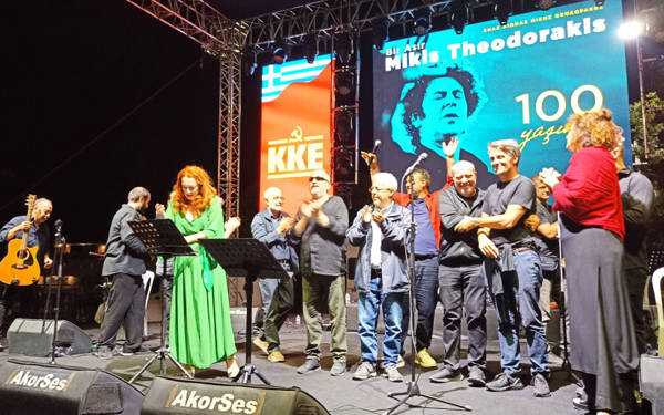 Mikis Theodarakis, 100. yılında iki yakayı buluşturdu