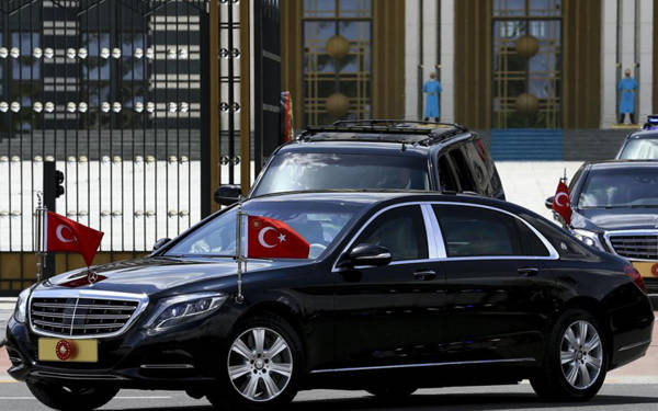 "Saray saatte 72 asgari ücret yiyor"