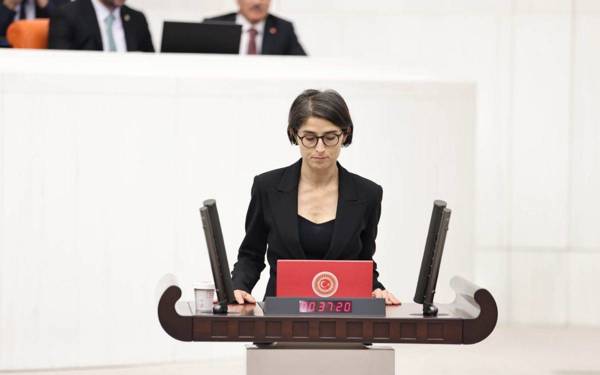 DEM Partili Ceylan Akça Cupolo’dan Kürtçe’ye yönelik uygulamalara tepki