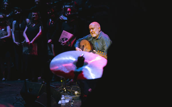 Ara Dinkjian ve istos korosu yeniden sahnede