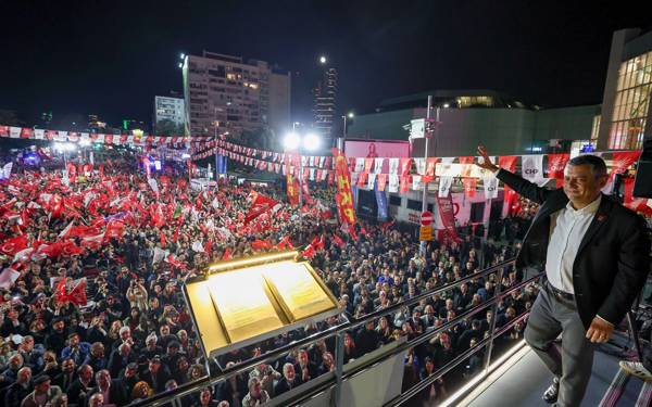 Opposition leader Özgür Özel addressed İstanbul crowds at the ‘200th Black Night’ event