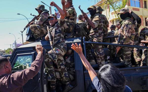Madagaskar: Özel Kuvvetlerin desteğini çektiği Cumhurbaşkanı ülkeden kaçtı