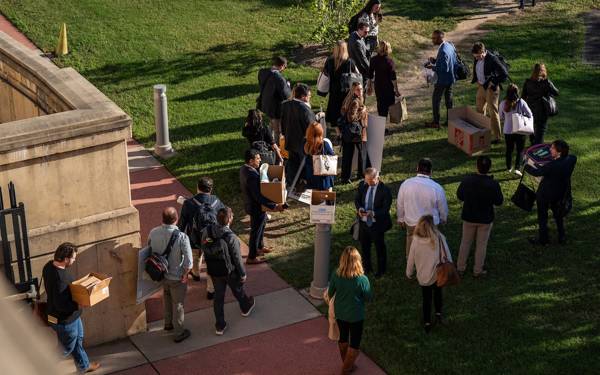 Gazeteciler, keyfi yasaklar dayatan "taahhütname"yi imzalamayı reddederek Pentagon'dan ayrıldı