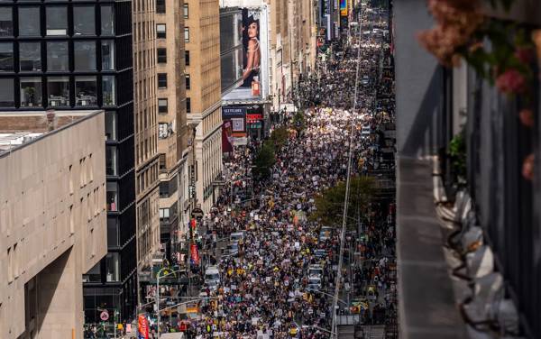 /haber/milyonlarca-amerikali-donald-trump-diktatorlugune-karsi-sokaga-cikti-kral-istemiyoruz-312684