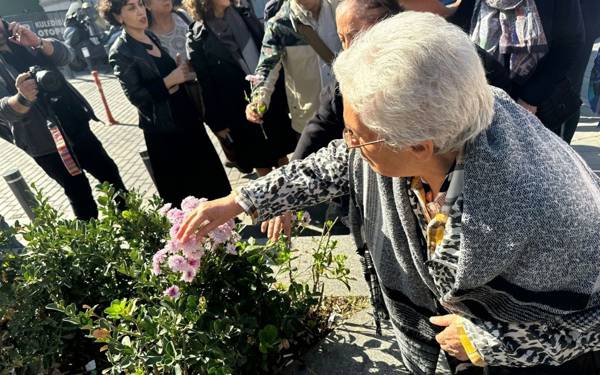 /haber/sishane-meydanina-rojin-kabais-icin-cicek-birakildi-312707