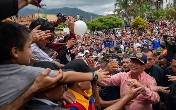 Trump Kolombiya Devlet Başkanı Petro'yu "uyuşturucu lideri" ilan etti