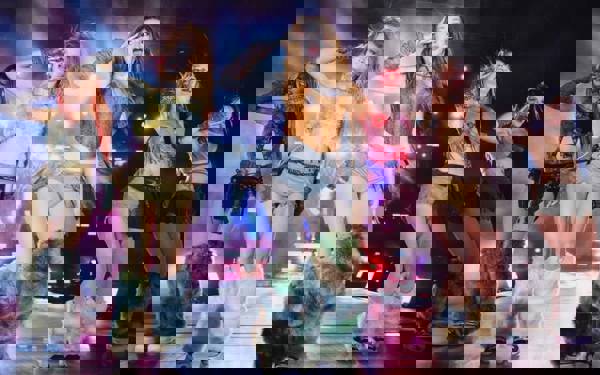 /haber/esin-bahata-yapilan-hakaretlere-karsi-manifestten-suc-duyurusu-312899