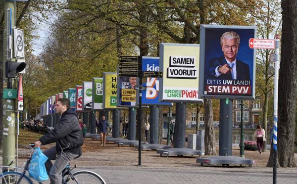 Hollanda aşırı sağla koalisyondan kurtulmak için sandık başında