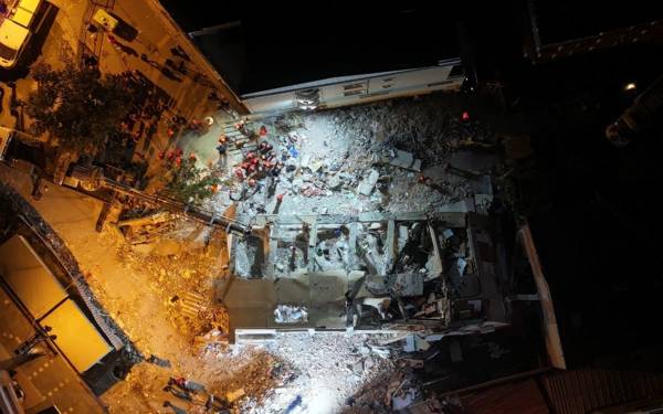 Gebze'de çöken bina enkazında kalan 2 kişinin daha cansız bedenine ulaşıldı