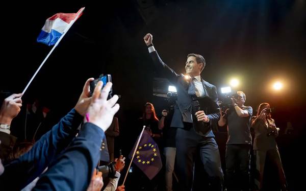 Hollanda'da postayla gönderilen oylar Wilders'in ırkçı partisini ikinci sırada tuttu