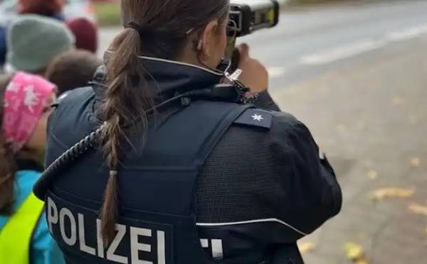 Almanya: Araçlara ve duvarlara kendi kanıyla gamalı haç çizen şüpheli gözaltında