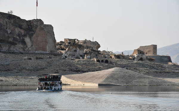 Sular altında bırakılan Hasankeyf’te ‘tekne turu’