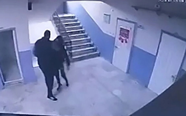 Otizmli öğrenciyi merdivenden iten okul müdürü tutuklandı