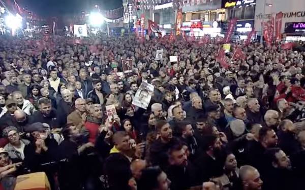 Özgür Özel Sultanbeyli'den seslendi: "Parti kapatmak darbecilerin işi değil mi?"