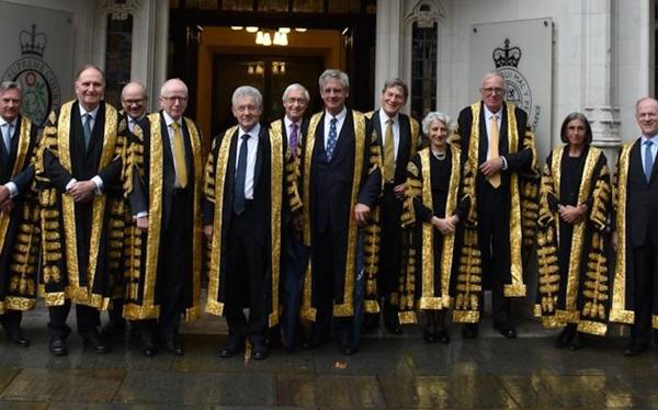 Kuzey İrlanda'da okullarda Hristiyanlık odaklı din eğitiminin hukuka aykırı olduğu karara bağlandı