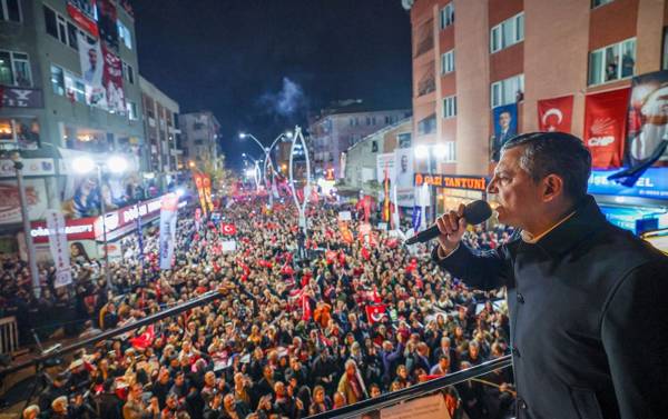 Özgür Özel Türkiye'ye Sultangazi'den seslendi: "Bıçak kemikte"