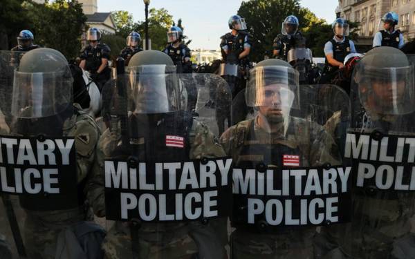 /haber/trump-askerlere-kanunsuz-emirlere-uymama-yukumluluklerini-hatirlatan-vekilleri-idamla-tehdit-etti-313734