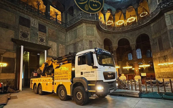 Ayasofya’daki iş makineleri tarihi dokuyu tehdit ediyor