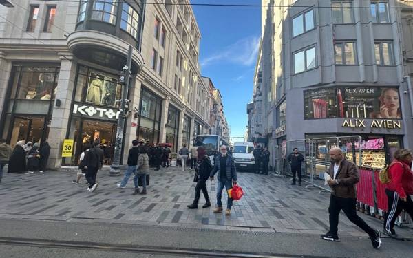 25 Kasım öncesi Taksim’de polis barikatları