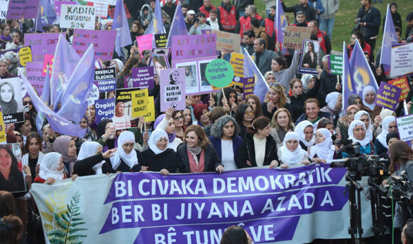 Li Amedê çalakiya 25ê Mijdarê: Em ê bi azadiya jinan civakek demokratîk ava bikin