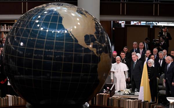 /haber/papa-xiv-leo-erdogan-dan-turkiye-nin-halklar-arasi-baris-ve-istikrar-kaynagi-olmasini-diledi-313936