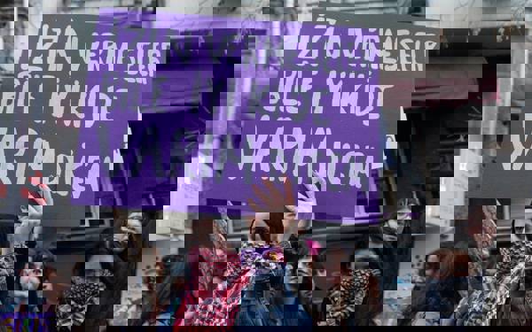 Kadınlar mücadele ediyor, erkek şiddeti yargılanıyor