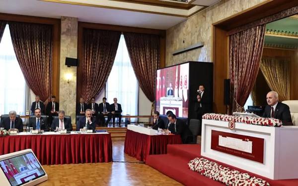 TBMM heyetinin Öcalan'la görüşme tutanağının "özeti" Komisyon'da okundu