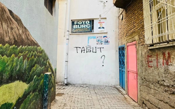 Sur’un duvarlarında yeni bir dil: Tağut nedir, tevhid nedir?