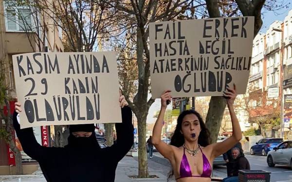 Manken Aktivist Melisa Aydınalp erkek şiddetini protesto etti