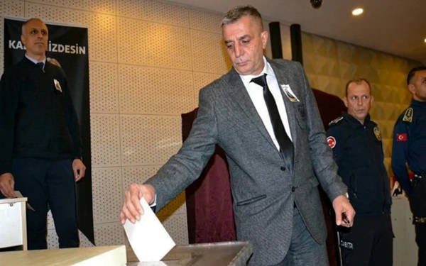 Şehzadeler Belediye Başkanlığına Hakan Şimşek geçti