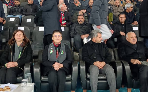 Leyla Zana’ya yönelik ırkçı ve cinsiyetçi saldırılara tribünlerden yanıt