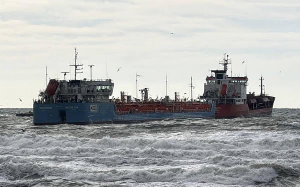 Küçükçekmece açıklarında iki tanker temas etti, biri kurtarıldı