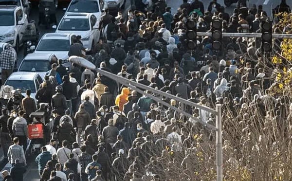 İran'da "geçim krizi" işçi, esnaf ve öğrencileri eyleme geçirdi