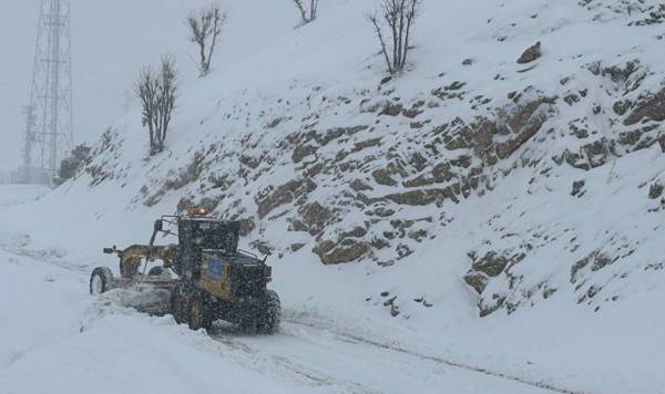 Li bajarên Kurdan ji ber berfê rêyên bi sedan gundan girtî ne
