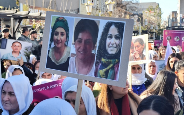 Sokağa çıkma yasaklarında öldürülen 3 kadın için anma: "Kan ile çözüm olmaz"