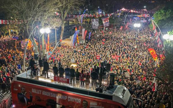 Özgür Özel: "Emekli maaşlarını artırmadan kaçarlarsa, TBMM'de nöbete başlayacağız"