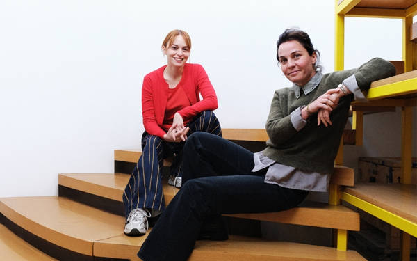 Tülin Özen ve Nilperi Şahinkaya ‘Ballı Süt’ ile tiyatro sahnesinde buluşuyor