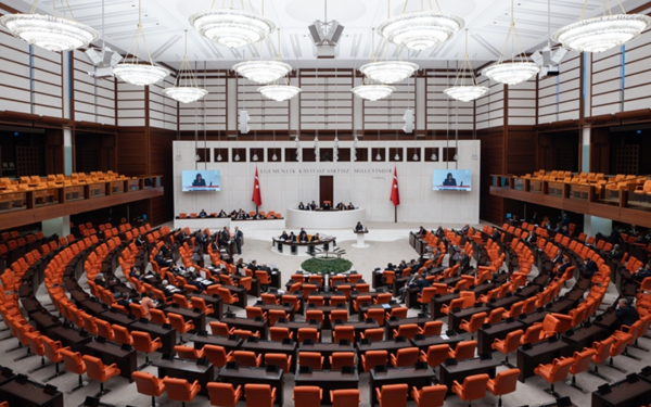 CHP'nin 'en düşük emekli maaşı' önerisi AKP-MHP oylarıyla reddedildi