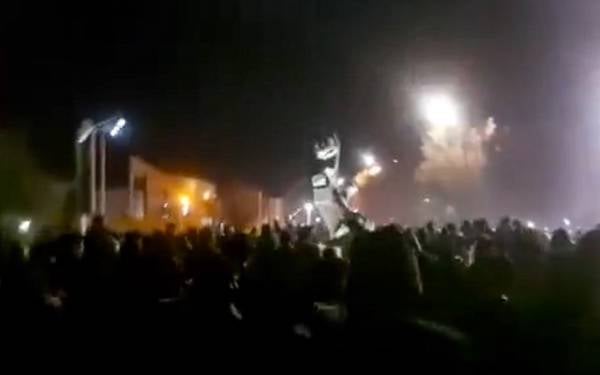 /haber/iran-protestolar-tirmanirken-rejim-hava-sahasini-kapatti-interneti-kesti-315408