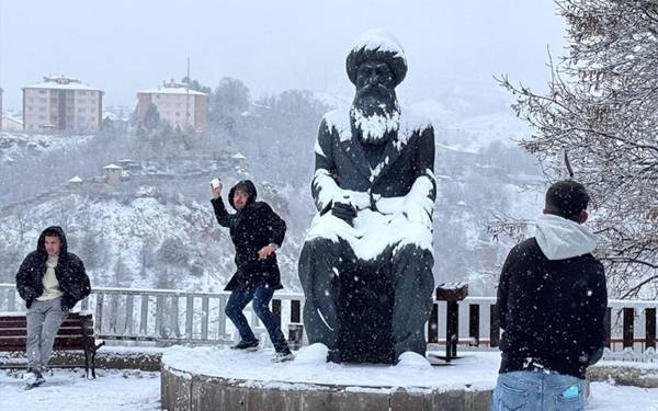 Kar bastırdı: 12 Ocak'ta İstanbul ve 5 ilde tüm okullarda eğitime ara