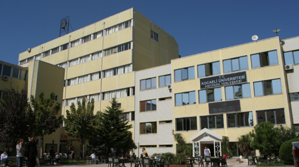 Öğrenciler, Kocaeli Üniversitesi'nin taşınma kararını protesto etti
