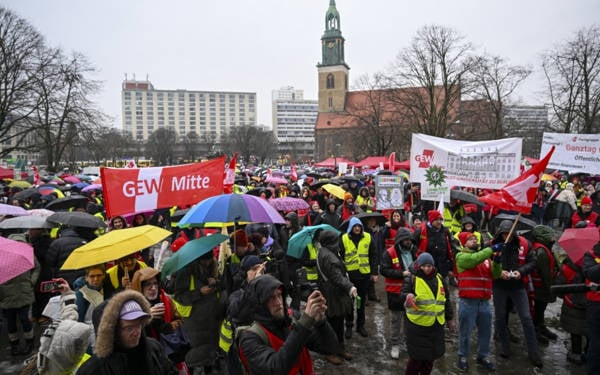 Almanya’da kamu emekçileri iş bıraktı