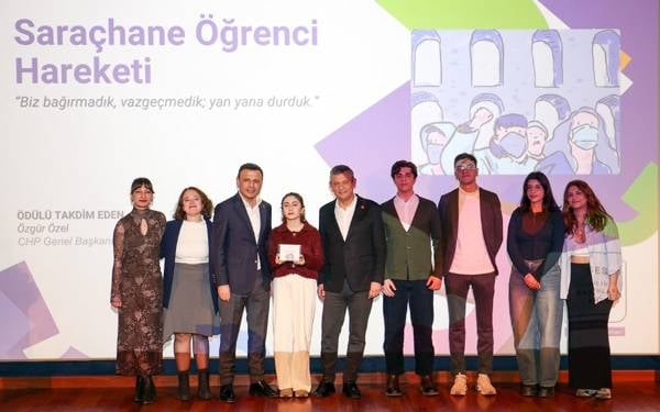 Özgür Özel, Saraçhane Öğrenci Hareketi’ne ödül verdi