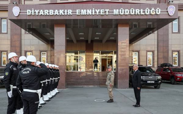 Diyarbakır Emniyeti’ne saldırı girişimi: 10 gözaltı, 6 kişi aranıyor