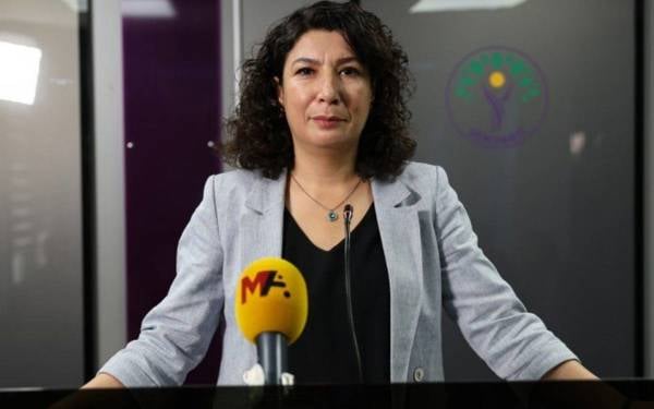 Halide Türkoğlu’ndan Adalet Bakanı’na: Saç örmek ne zamandan beri suç?