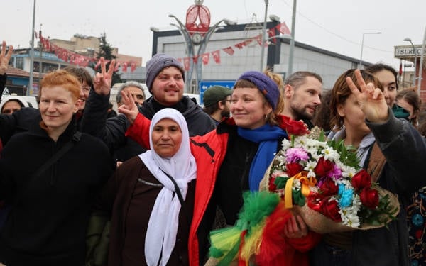Enternasyonalistler, tüm engellere rağmen dayanışma için Suruç’ta