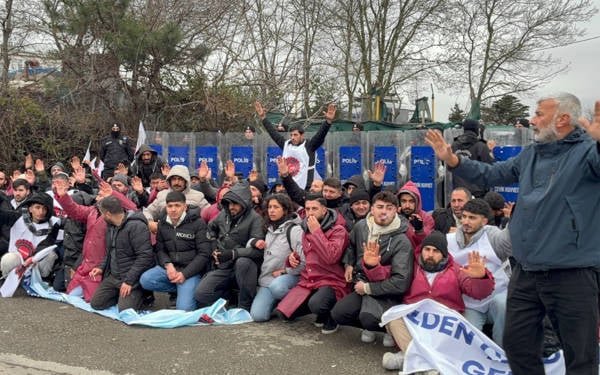 Eylemdeki Migros Depo işçilerine patron Tuncay Özilhan'ın evinin önünde polis müdahalesi