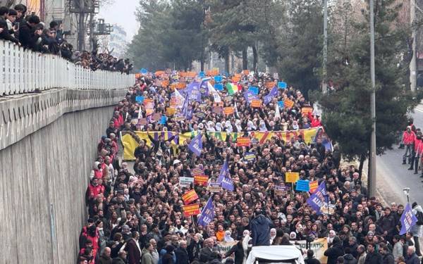 /haber/diyarbakirda-on-binler-rojava-icin-yurudu-bizler-rojava-devriminin-devamcilariyiz-316234